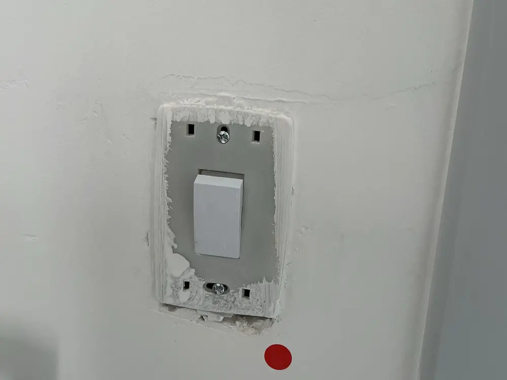 Interruptor entregue sem placa de acabamento, com gesso aparente