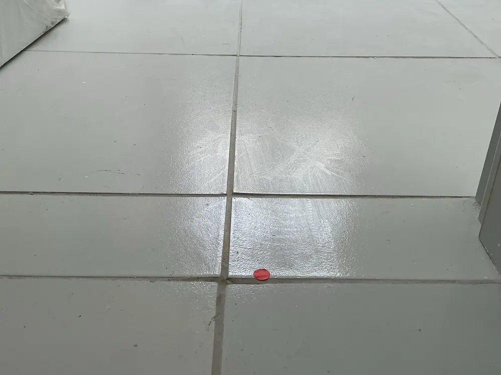 Piso cerâmico com sujidade e rejunte sinalizados em vistoria