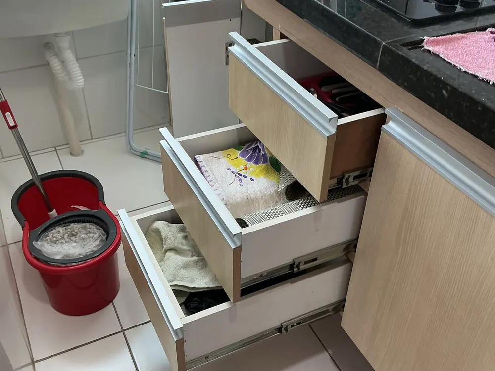 Gavetas abertas com utensílios registrados no inventário
