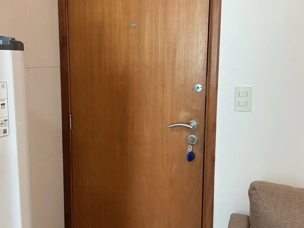 Porta de entrada com fechadura, registrada em vistoria